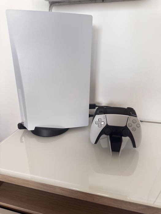 PS5 + 2 controllere DualSense  + stație de încărcare – stare foarte bună