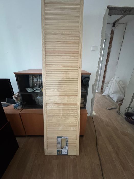 Panou din lemn - fata de usa