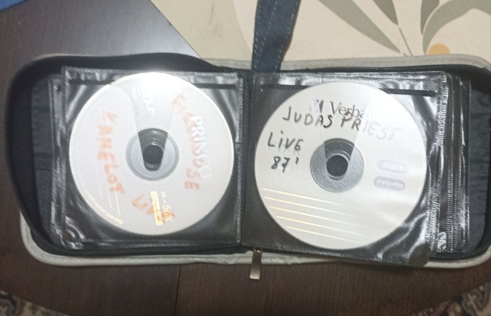 Продавам 70 бр   за фенове на CD с музика mp3  Rock & Heavy metal   3 евро /160  евро