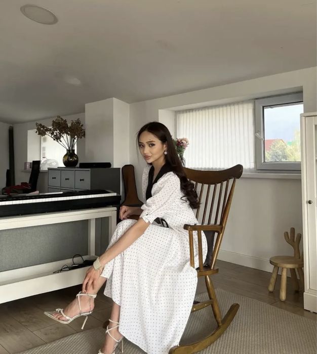 Белое платье в черный горошек