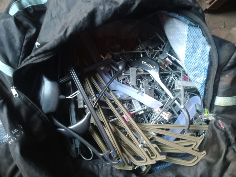 Продам вешалки для одежды