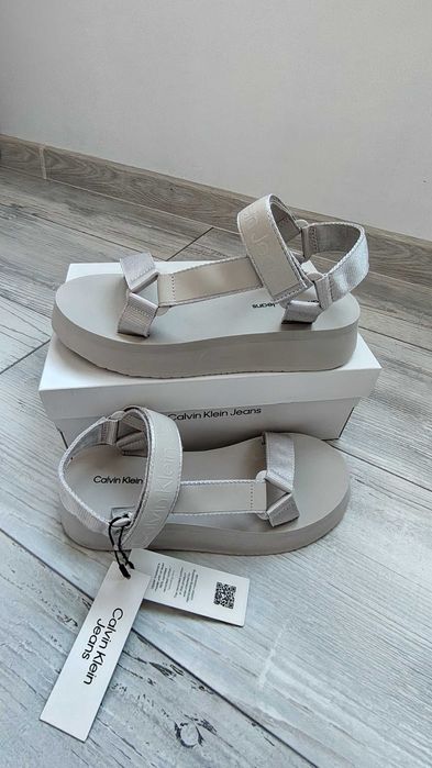 Чисто нови дамски сиви сандали CALVIN KLEIN JEANS EUR38