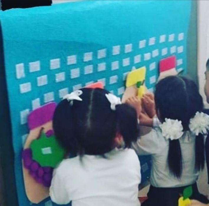 Олеся ұялы телефоннан видео сорып алады