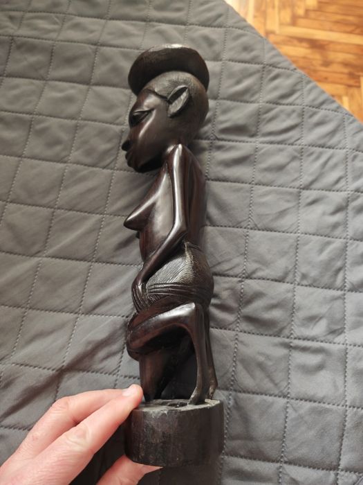 Statuetă africană sculptată manual din lemn de abanos – 35 cm
