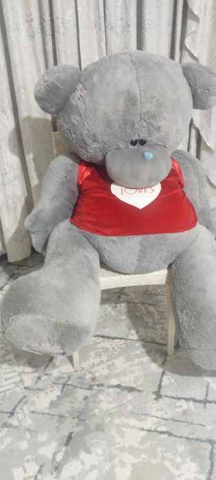 Плюшевый мишка. Мягкий, серого цветс с красной футболкой, большого раз