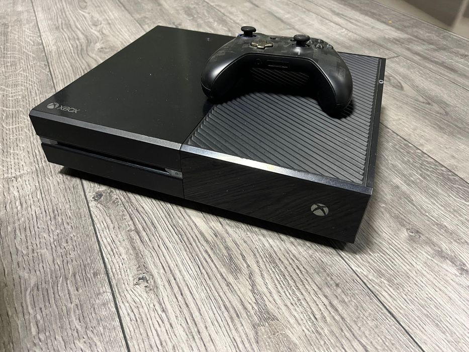 XBOX ONE 500GB + игри и джойстик със скин