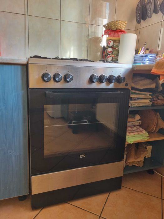 Aragaz Beko 4 ochiuri cu cuptor electric si Hota clasica Beko