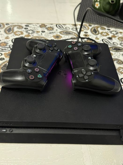 PlayStation 4 Slim 1 ТБ + 2 джойстика