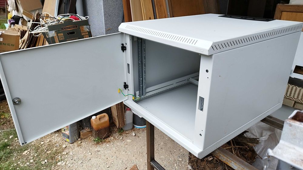 Комуникационен шкаф - сървърен шкаф - рак шкаф 10U