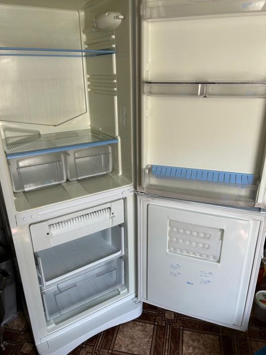 Холодильник «Indesit»