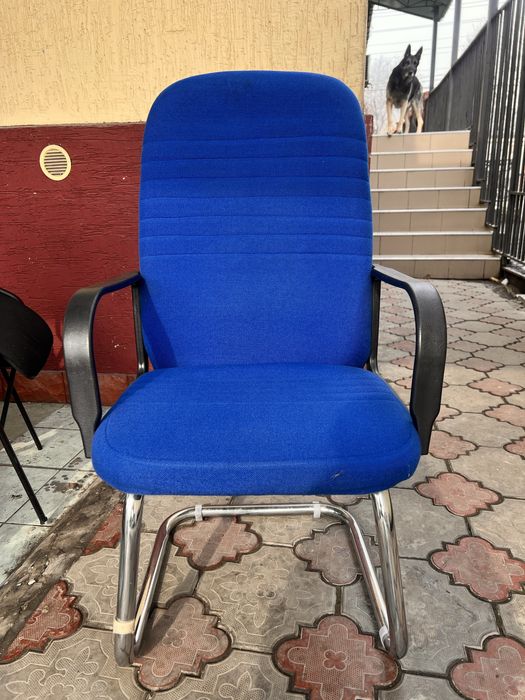 Стулья офисные продам