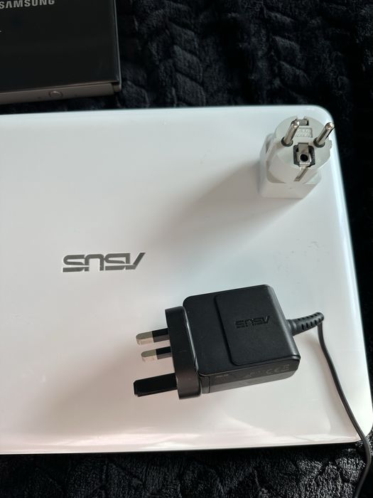 Продавам Лаптоп Asus и принадлежностите ѝ