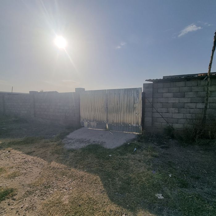 Участок с недостроенным домом.