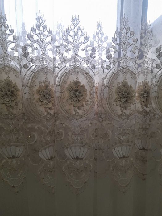 Tull brodat model baroc 100 lei Metrul