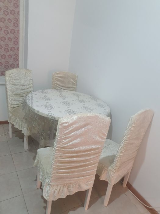 Белый стол с стульями
