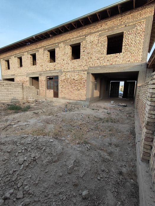 Katej uslubidagi hovli sotiladi.