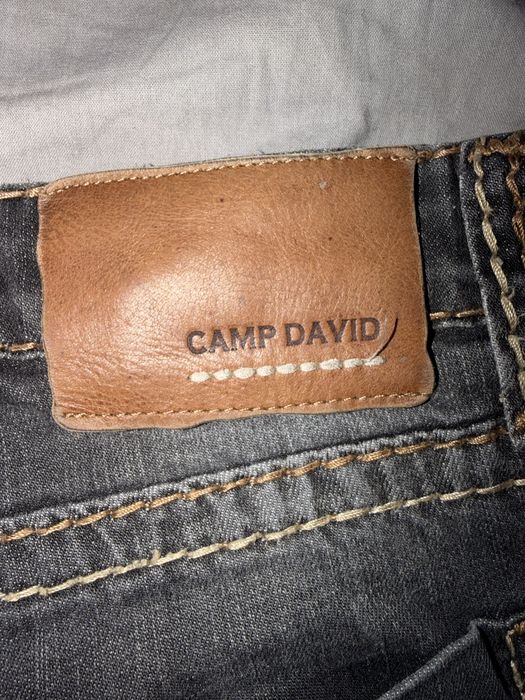 Blugi negrii camp david