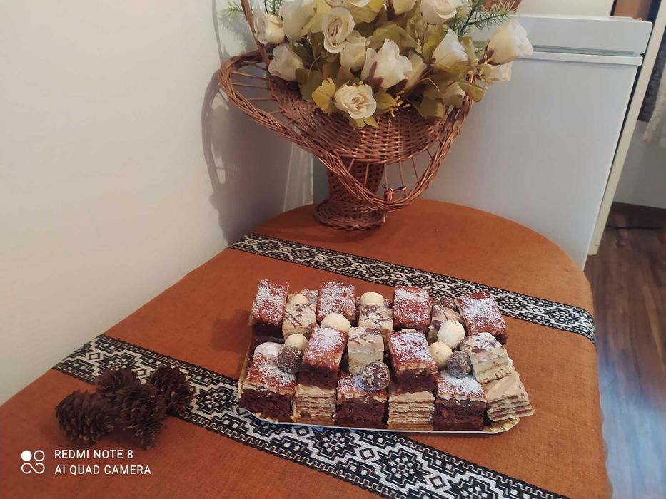 Prăjituri de casă asortate!!