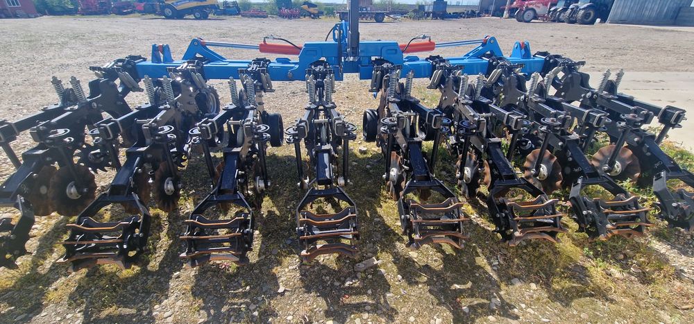 STRIP TILL  - 8 rânduri cu fertilizare