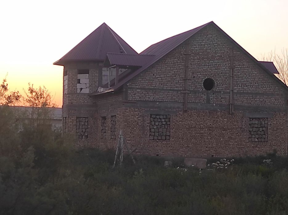 Монсардли уй сотилади 7хона 180м² 24