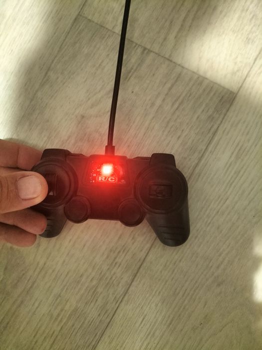 Продам машинку на пульте управления