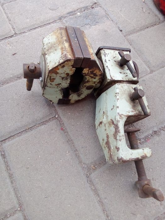 Продам советские тиски универсальные