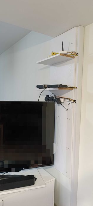 Продавам ТВ шкаф с въртящ се плот.