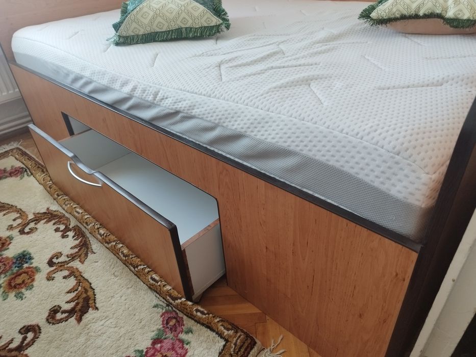 Pat/dormitor solid cu sertar si cu saltea in stare Foarte Buna !