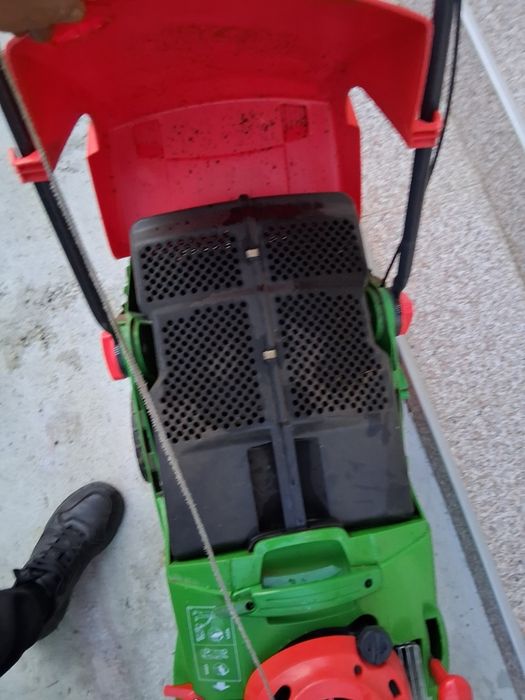 Vând mașină de tuns gazon pe benzină Brill .