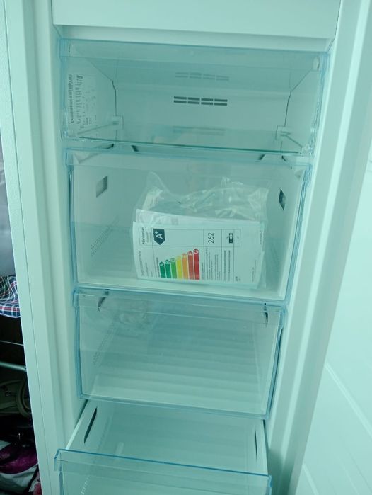 Продам вертикальный морозильник