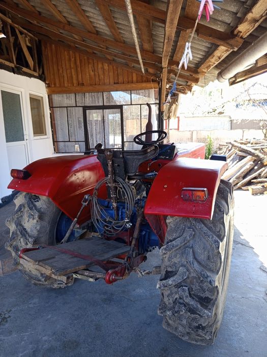 Tractor U445+ remorcă