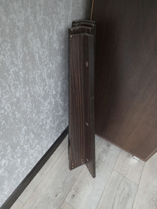 Стол темно коричневого цвета