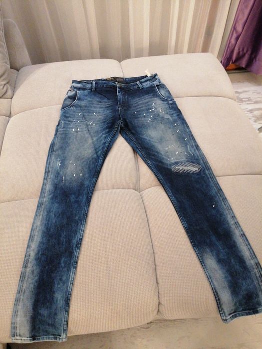 Мъжки тъмни дънки