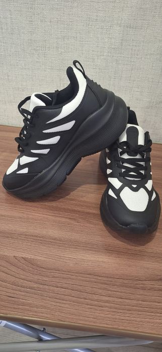 Продам кроссовки новые,