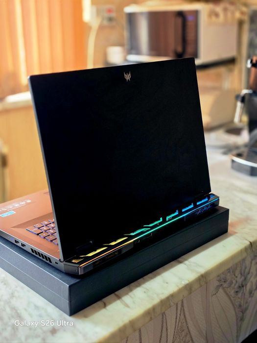 Acer Predator Helios 18 i9-13900HX/RTX 4080 12GB/32GB DDR5/2TB NVMe/250Hz DDS Mini LED/RGB  Като нов!