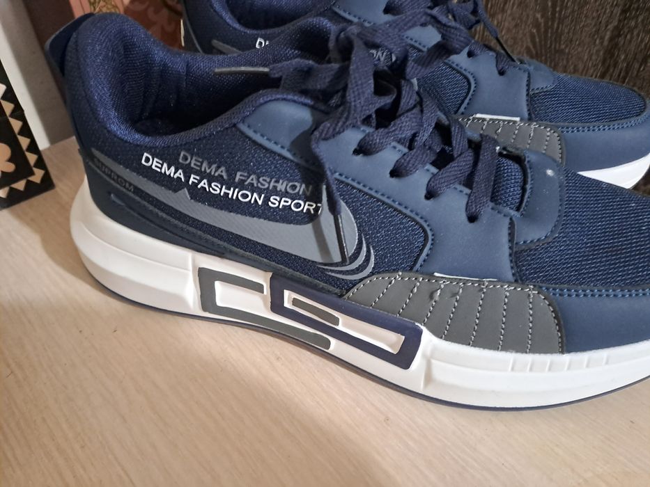 Продам новые кроссовки Nike