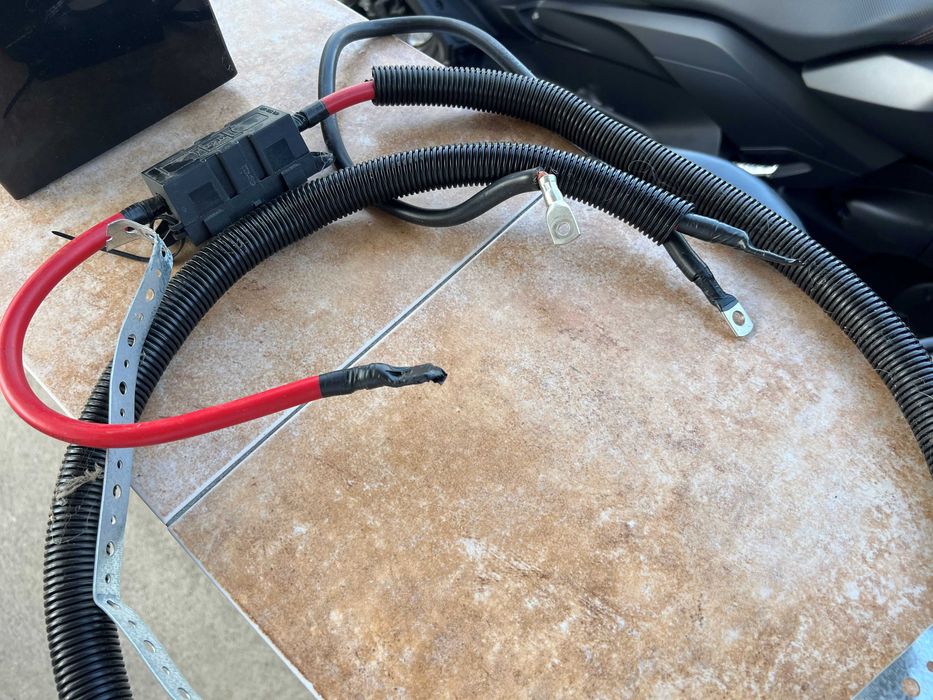 Продавам ИНВЕРТОР с кабели и акумулатор за кола/бус/каравана/кемпер!!