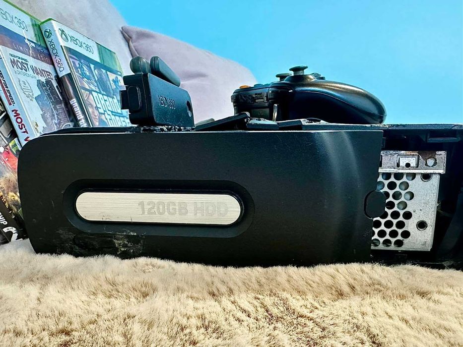 Xbox 360 + 3 игри – GTA V, NFS Most Wanted