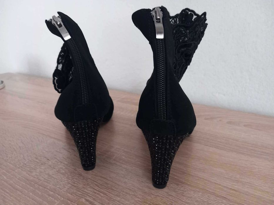 Елегантни дамски боти