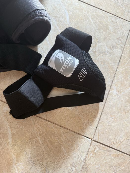 Хоккейные краги и нагрудник