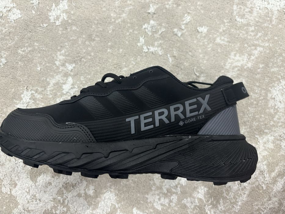 Кроссовки adidas