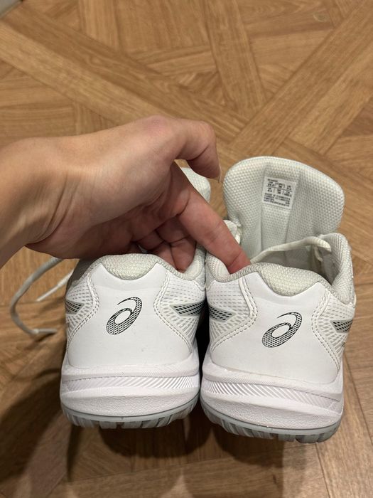 Продам новые кроссовки Asics оригинал