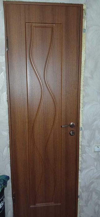 Двери межкомнатные, деревянные