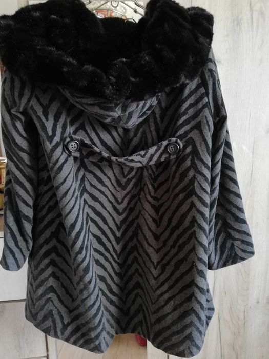 Haină elegantă cu glugă  Kello, mărimea 40,lungime 90 cm.