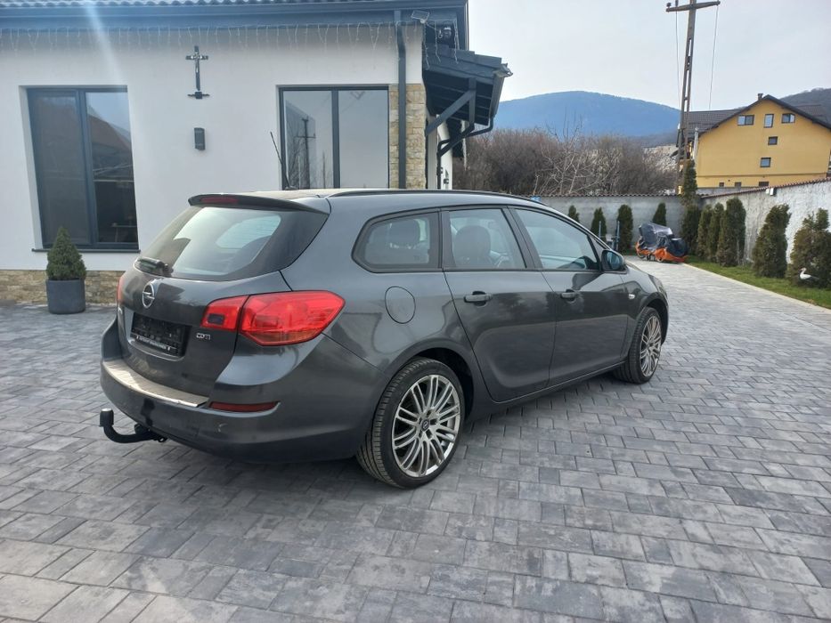 Opel Astra  J  Sport Tourer 1.7 D  Facelift 2013