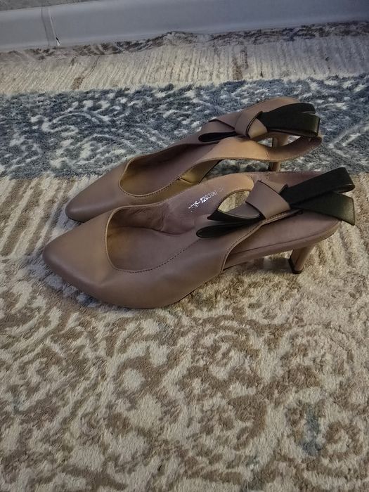 Босоножки кожаные