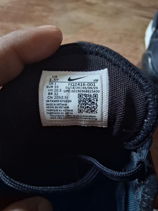 Vand adidasi nike air