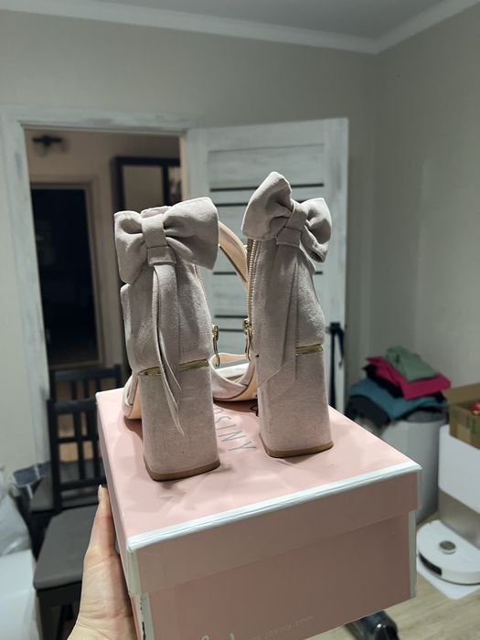 Продам босоножки