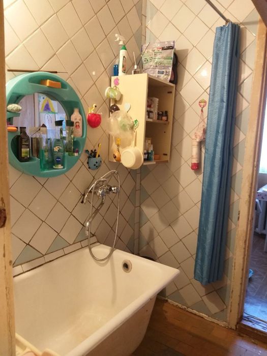 Чиланзар 11.  Срочно. Продается. 2 х комнатная квартира