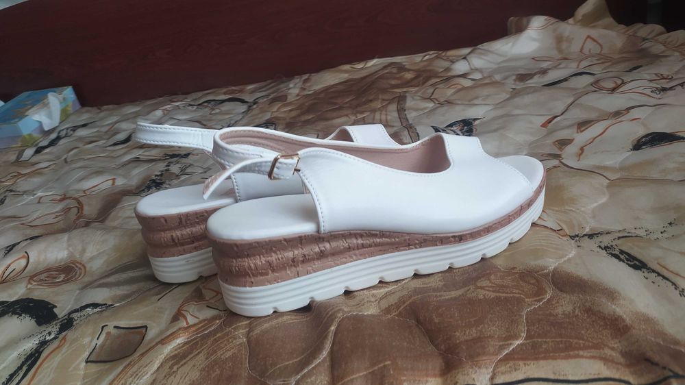 Бели, нови, сандали